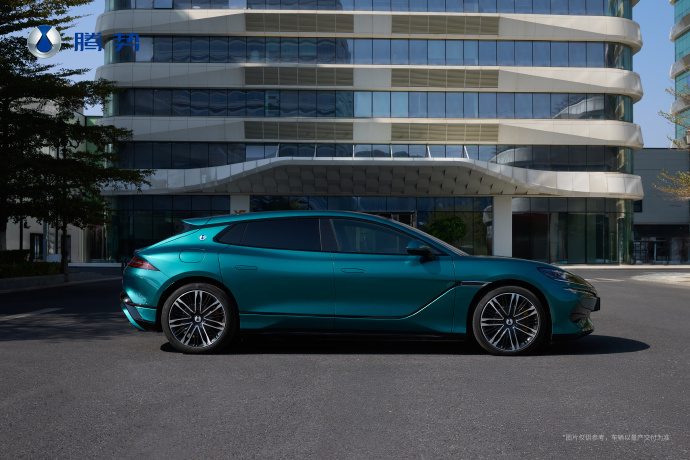 全新外观与内饰配色，搭配运动式一体座椅，每一处细节都在强化其专属 GT 身份。 