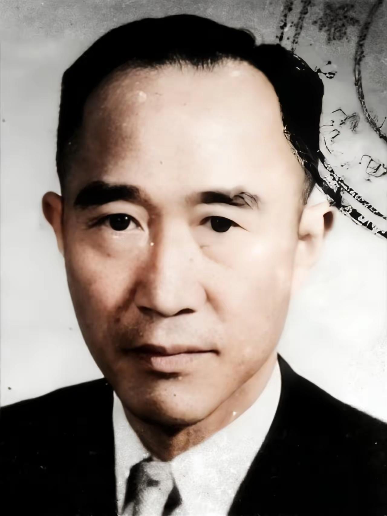 这位目光如炬，深沉坚定，更像生意人的男子曾在五十年代潜伏入台负责搜集情报。195