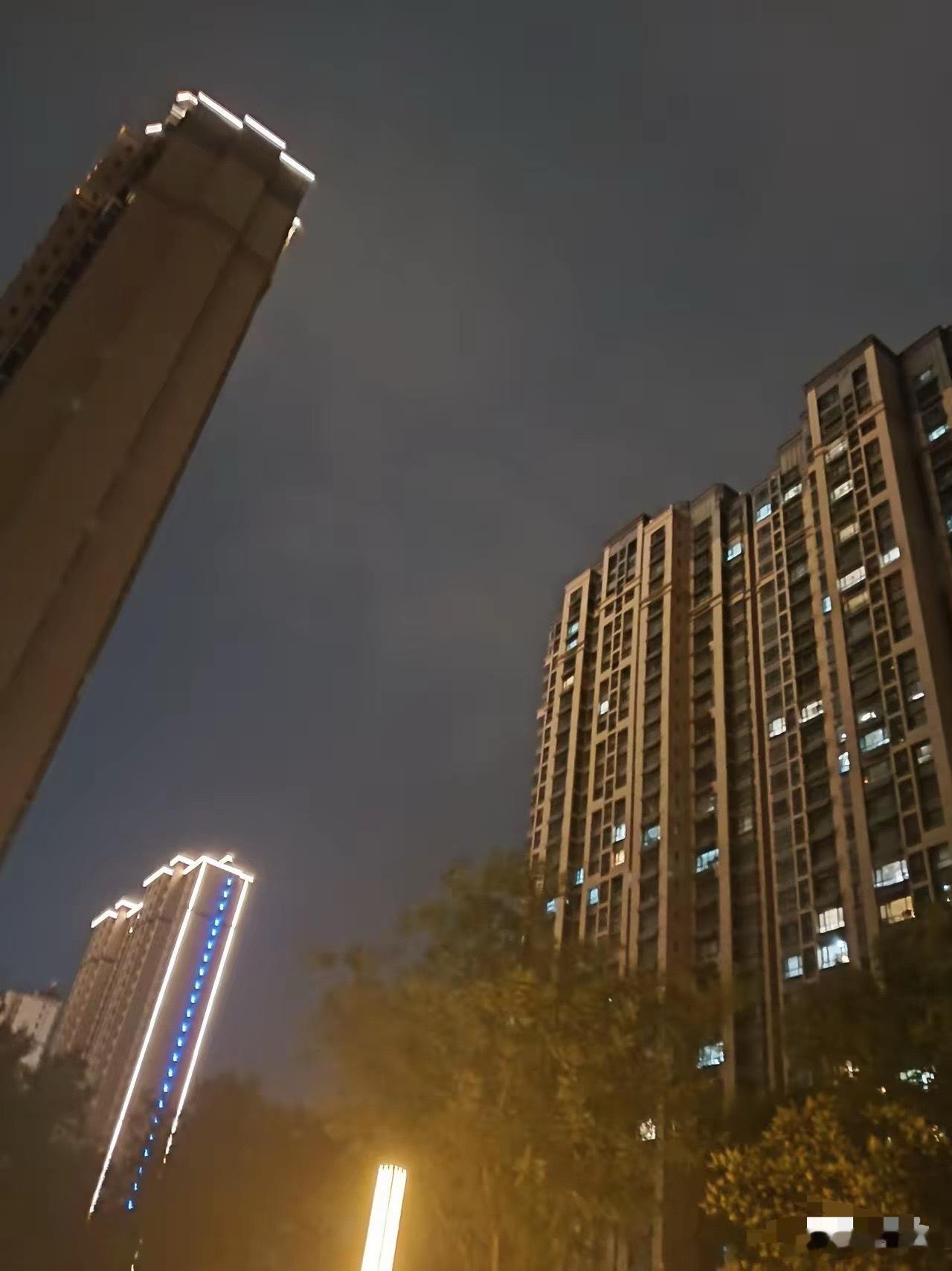 她抽的就是高希霸，至于“月捐人”，我是第一次听说，高希霸，我只知道它是一种很贵的