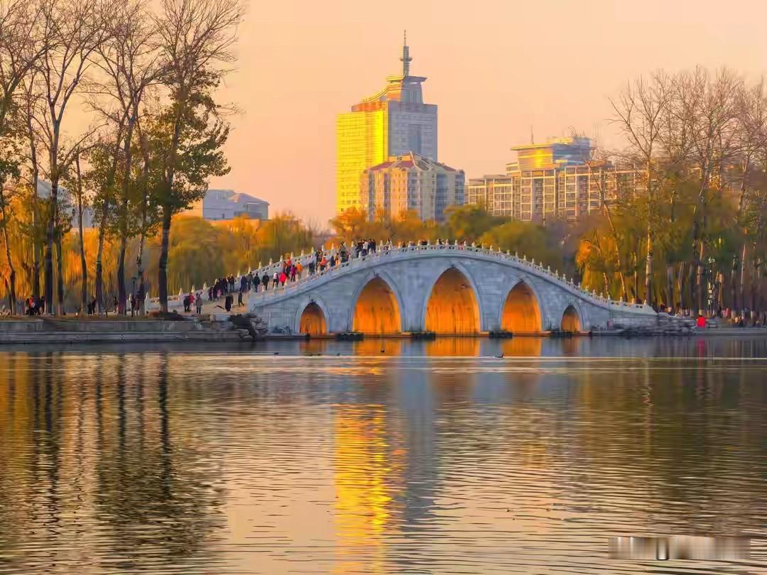 玉渊潭金光穿洞