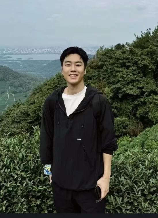 一个平凡的男人，每天在生活的夹缝中努力挣扎。工资单上的数字总是不够理想，面对家庭