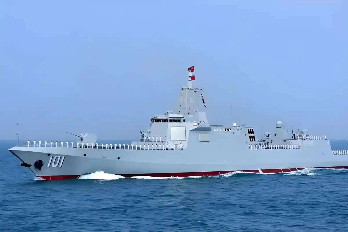 中国航母编队的“带刀护卫”—055型万吨驱逐舰是中国海军现役最先进、吨位最大的导