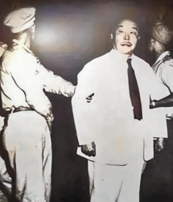 1950年，一个国民党上将，走向刑场。

行刑前，老战友蒋鼎文让士兵端来酒食，想
