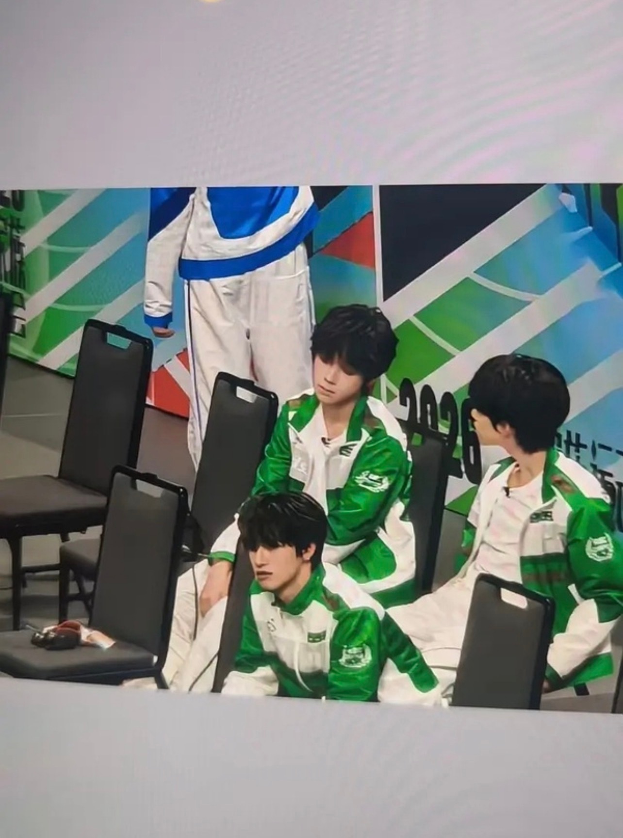 我只看见一个无助的王橹杰嘴巴都白了gzry干什么去了