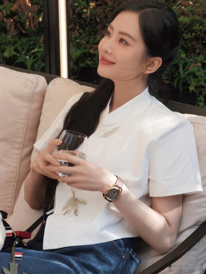 #刘诗诗巴黎小憩时刻##刘诗诗的熊猫包挂饰是竹子# 刘诗诗在巴黎看奥运比赛，新中