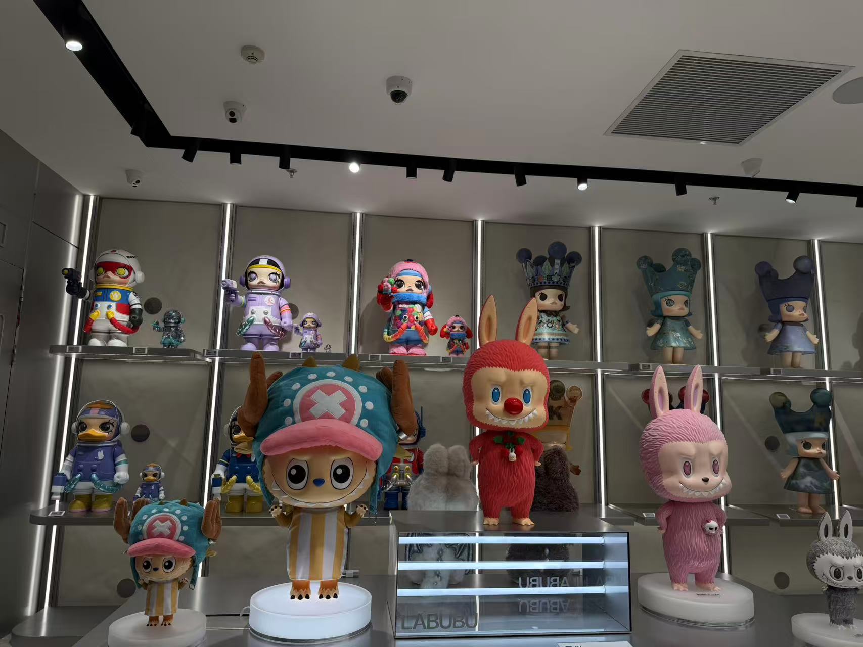 奢侈品“教父”吴越的新任务：上好泡泡玛特的品牌课和海外课