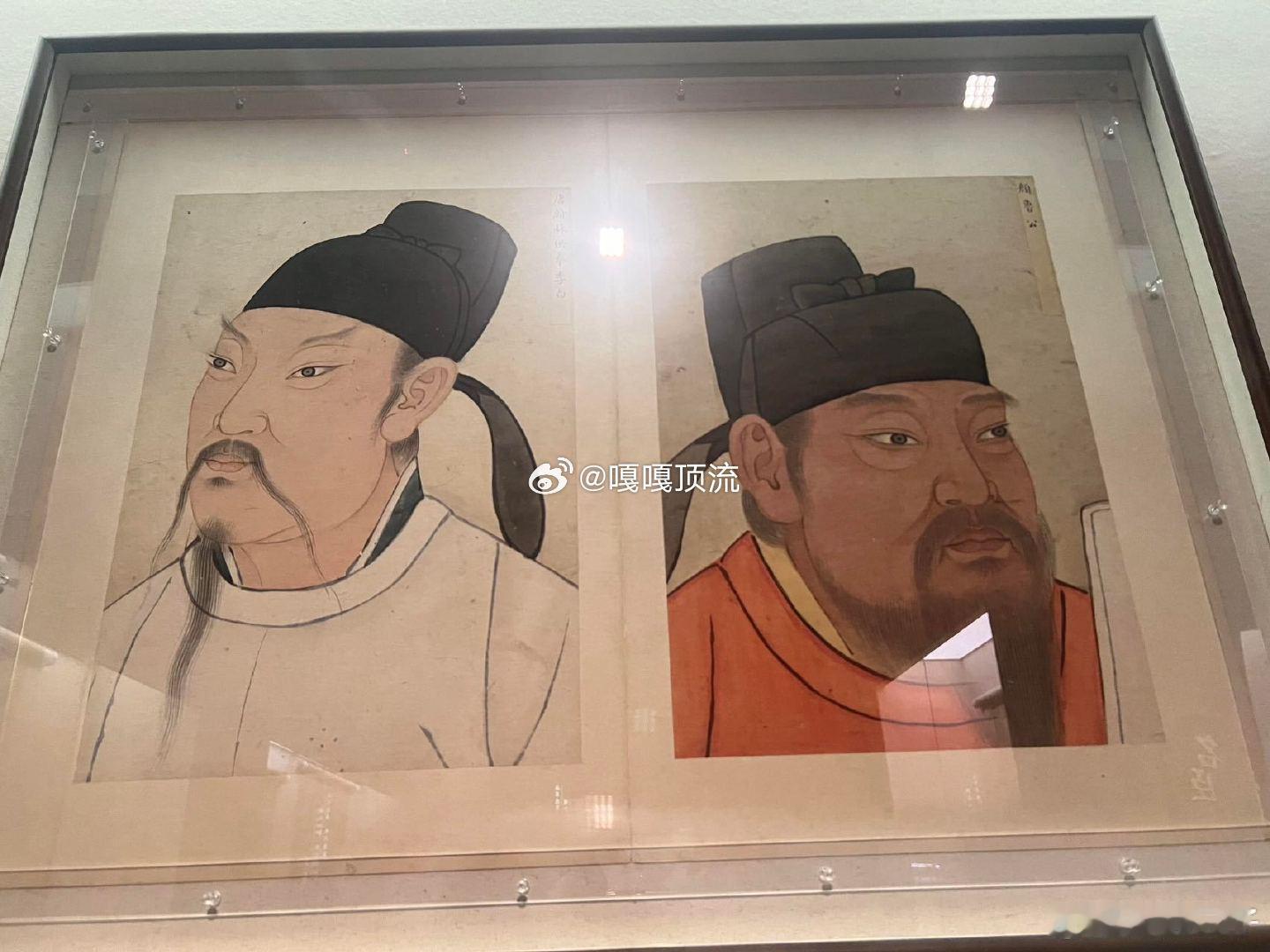 宋代旅拍原图直出古人写真用于自省蹲在草地上的瞬间，宋代衣袂沾了春的草屑，指尖揪着
