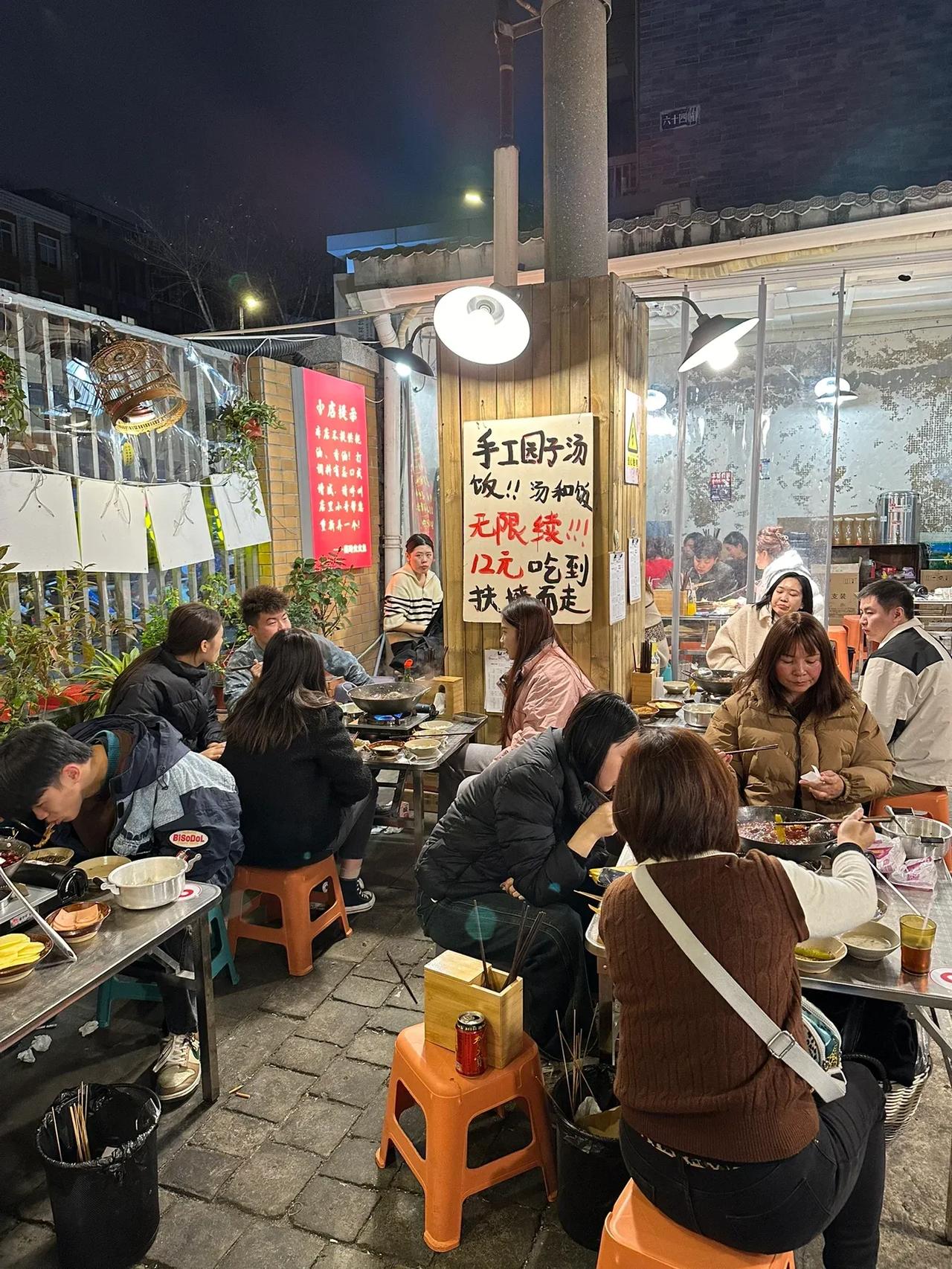 成都本地人爆满的苍蝇馆子！！！便宜又好吃😋

位置在抚琴夜市附近，门店很不起眼