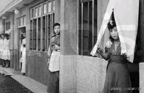 1941年，十几名衣衫不整的中国女人、被日本兵粗暴地按在冰冷的板凳上，绑住手脚之