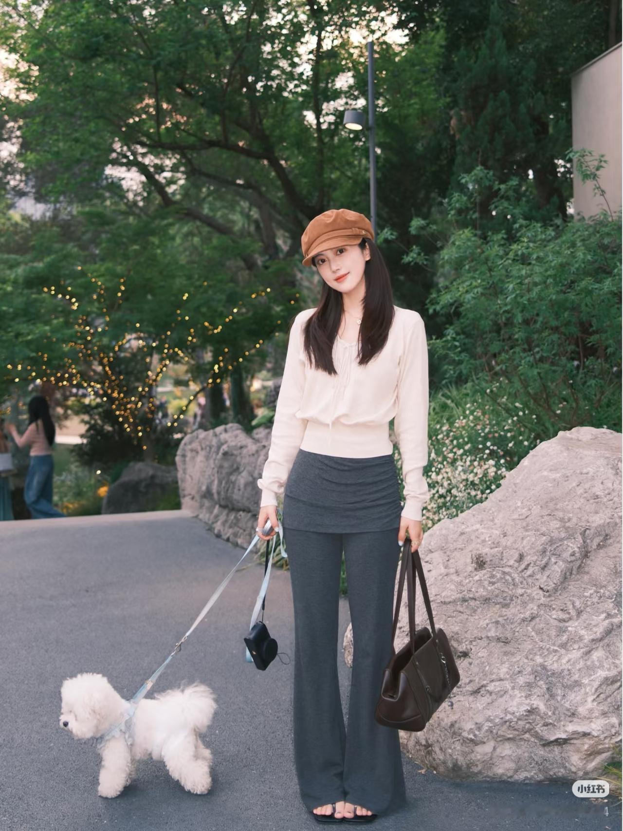 绿树阴中见，红妆带笑看。