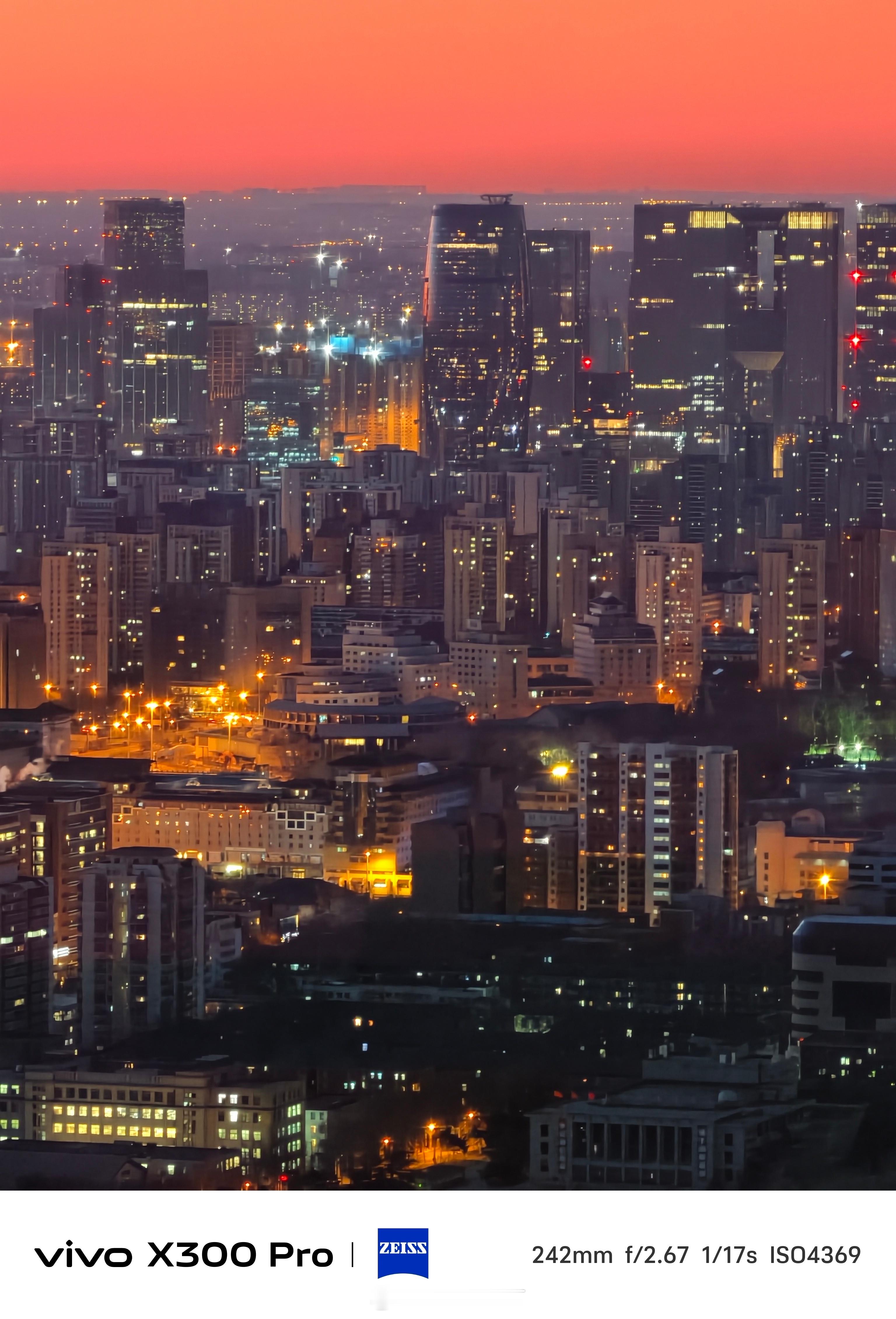 《塔上瞰晨曦中的北京城》2025年12月25日，在北京城市阳台-中央电视塔238