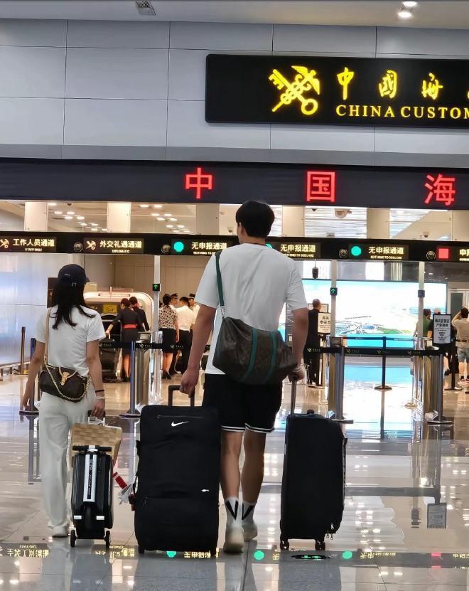 说好的训练呢？杨瀚森竟陪女友新疆旅游去了！
男篮队友们5号亚洲杯了，你这时候去不