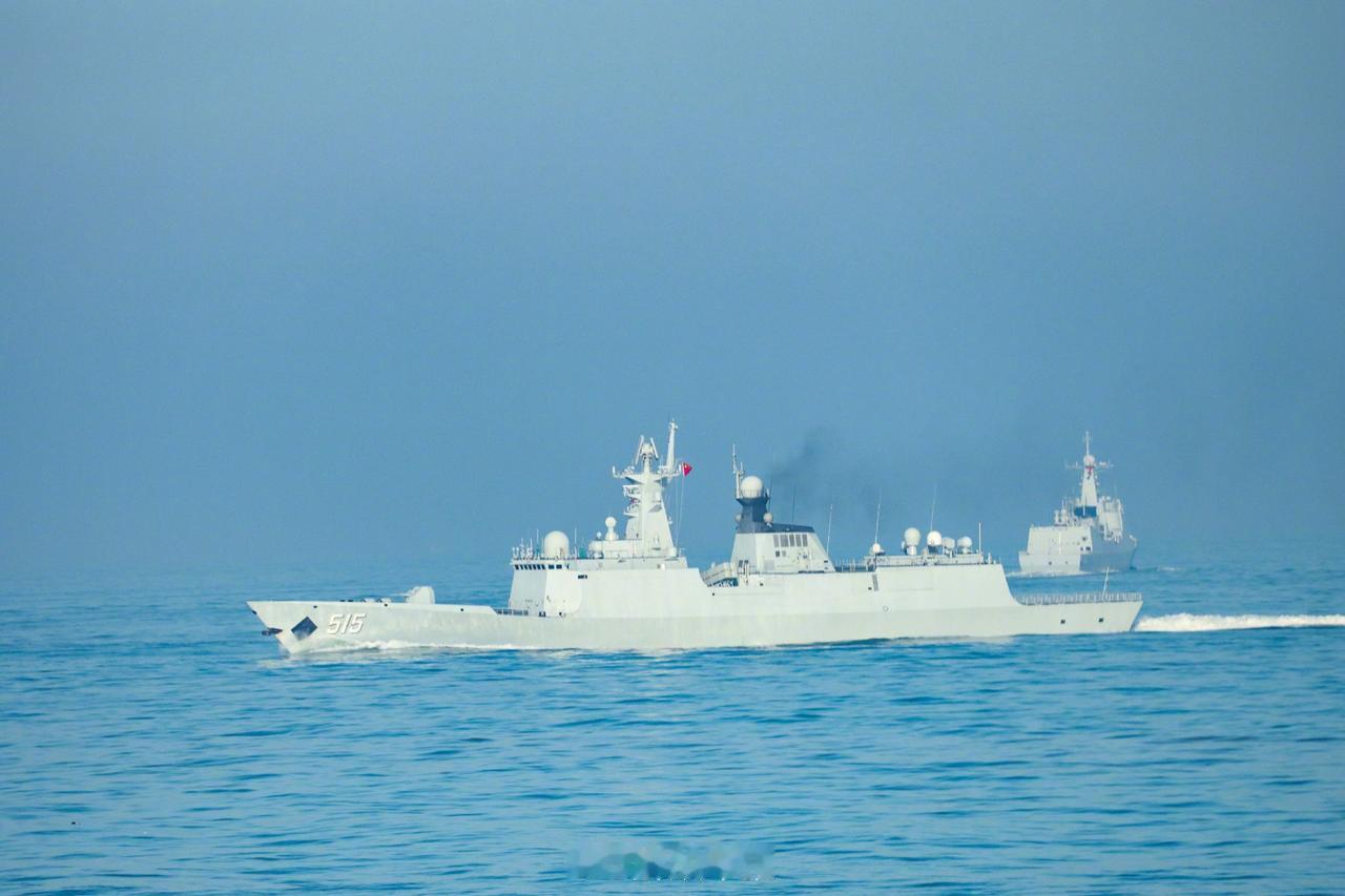 东部战区海军某驱支的滨州舰、宿州舰等多艘舰艇开展多科目实战化训练。这也是最新批次