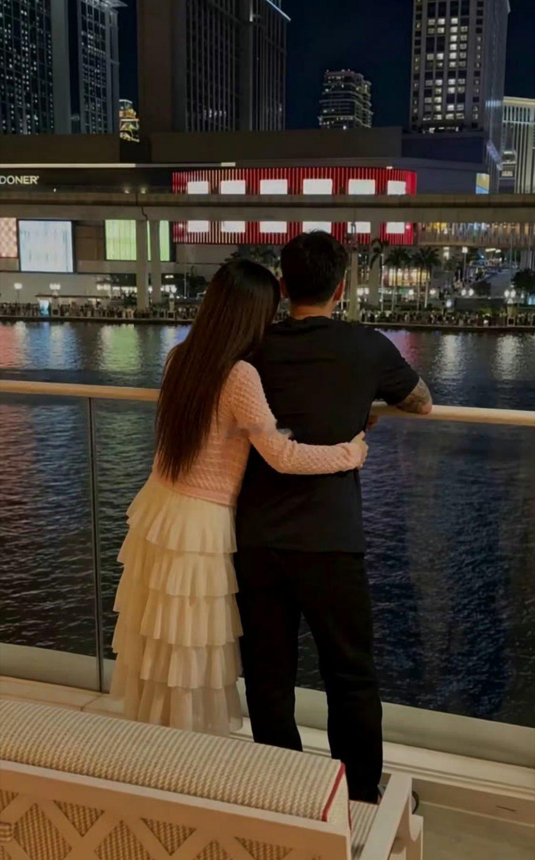 澳门搂着仙洋看喷泉，这个是木子吗？ ​​​