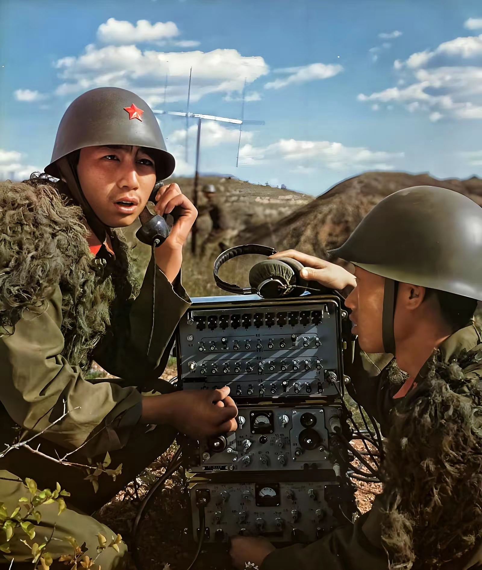 【在张家口举行的1981年华北大演习，野战通讯兵65式军装照】图中是小八一（81