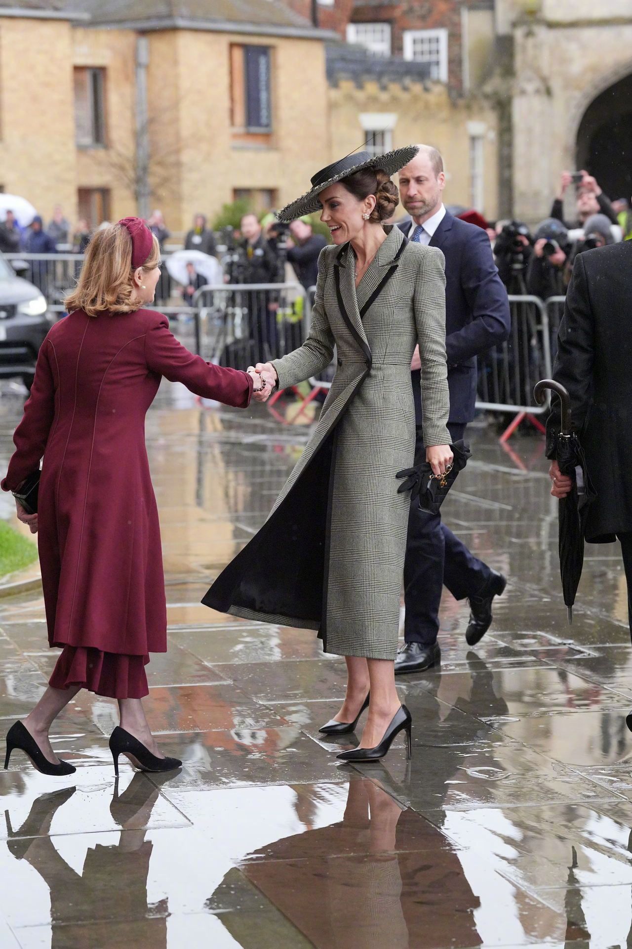 当地时间 3 月 25 日，威廉王子和凯特·米德尔顿在坎特伯雷大教堂出席了莎拉·