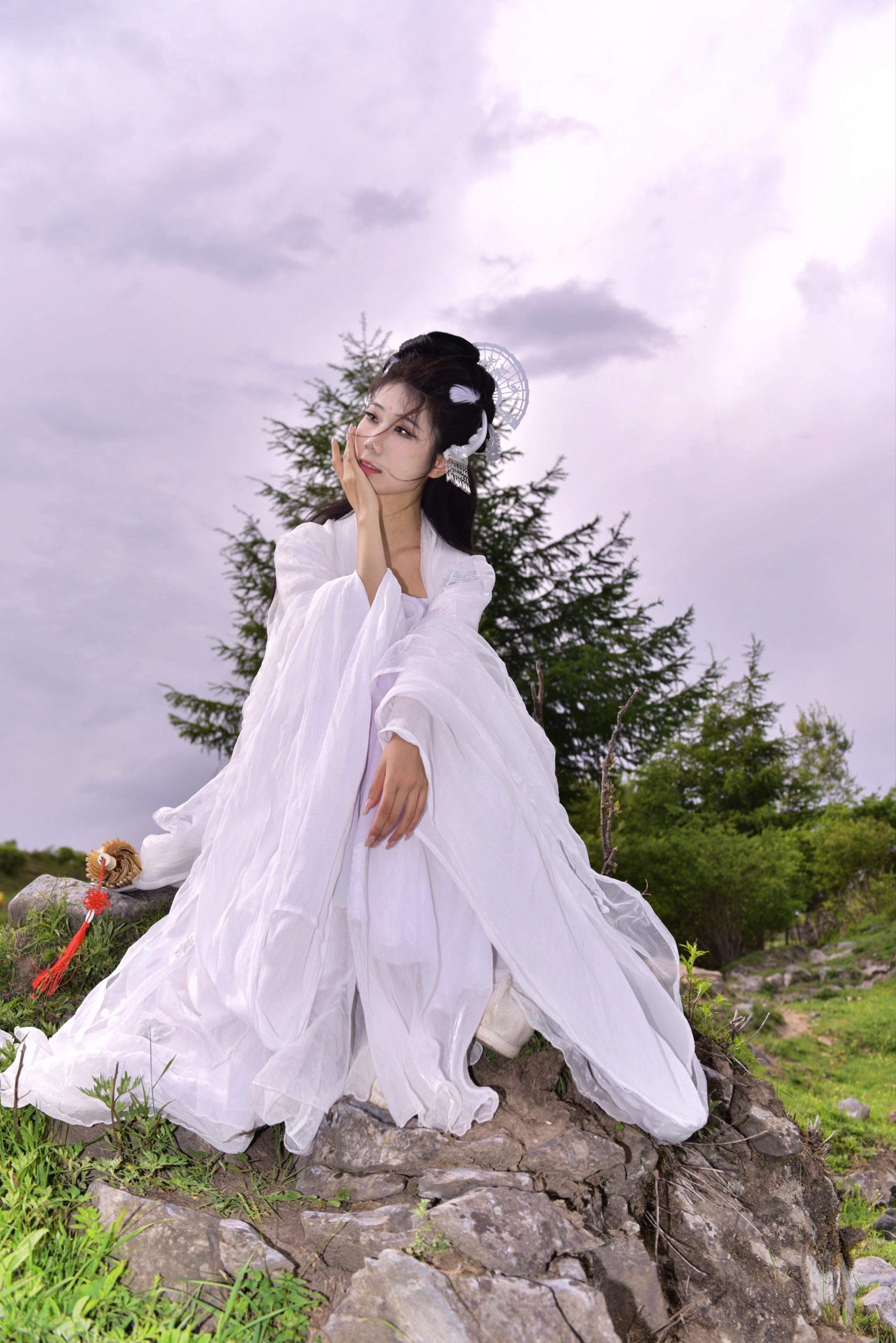 “你便是神山最后一位神女？”