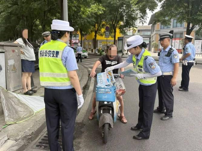 共享电动车无后座、无后视镜，安全如何保障？答案来了，你怎么看
 
出门骑共享电动