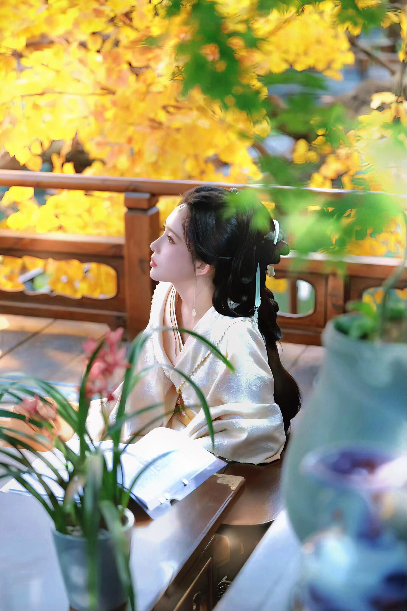 被孟子义一句话硬控了孟子义百花杀拍成乙游了 孟姐登基那场戏，左右各五个侍女递茶送