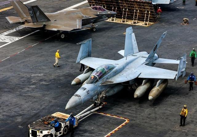 美国“林肯”号航母在阿拉伯海进行舰载机起飞作业，这架正被牵引车牵引的F-A-18