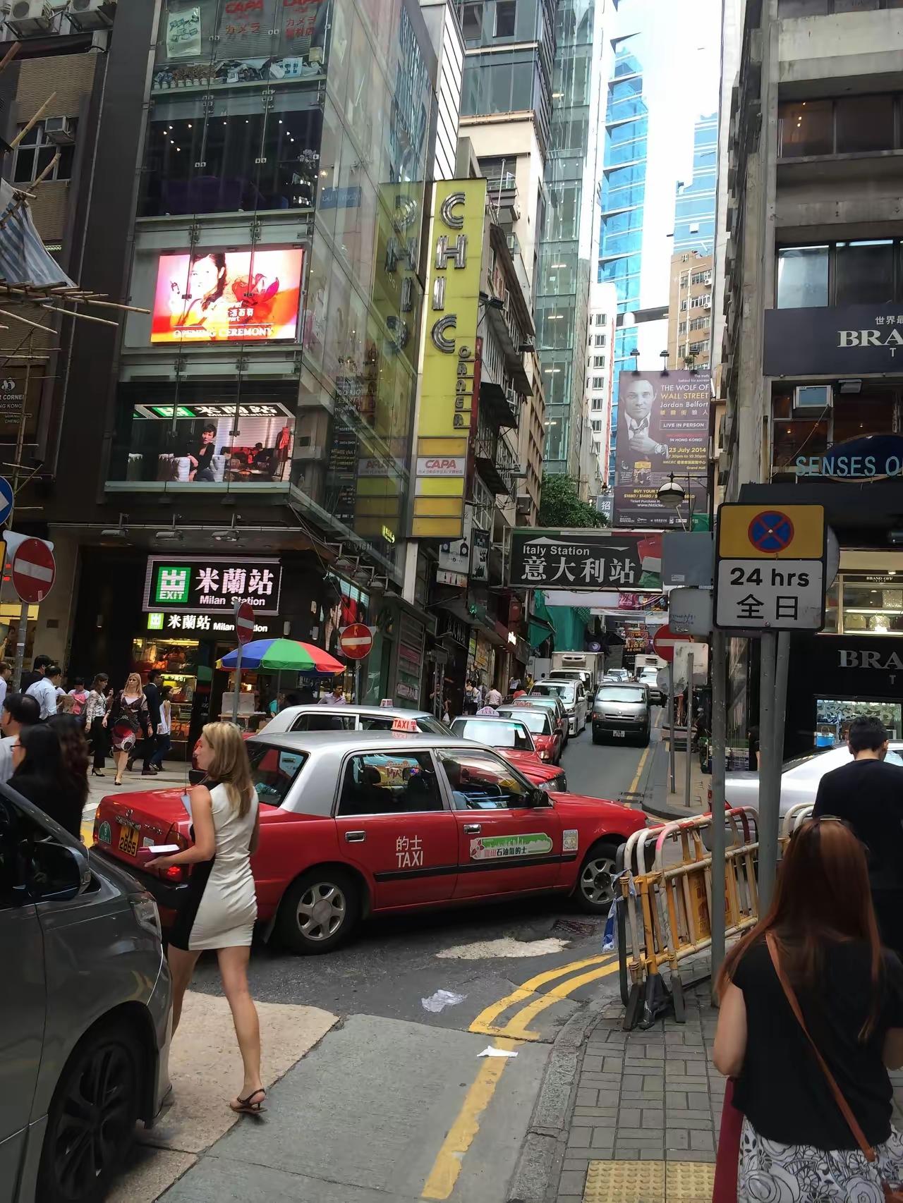 香港最适合拥抱电车，香港油费贵，地方小，温度舒适，没有里程和续航焦虑，只要放弃偏