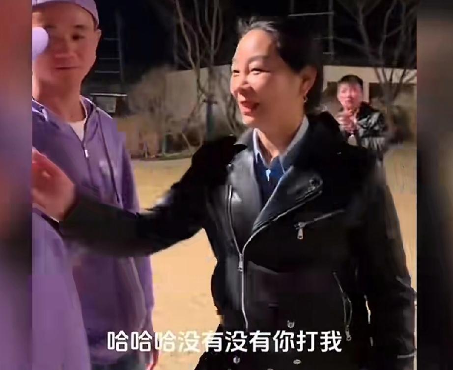 在砀山老家，林丽是抬手给了厉怀远一技耳光，但是大家都笑着来的，厉妈当时也开玩笑过