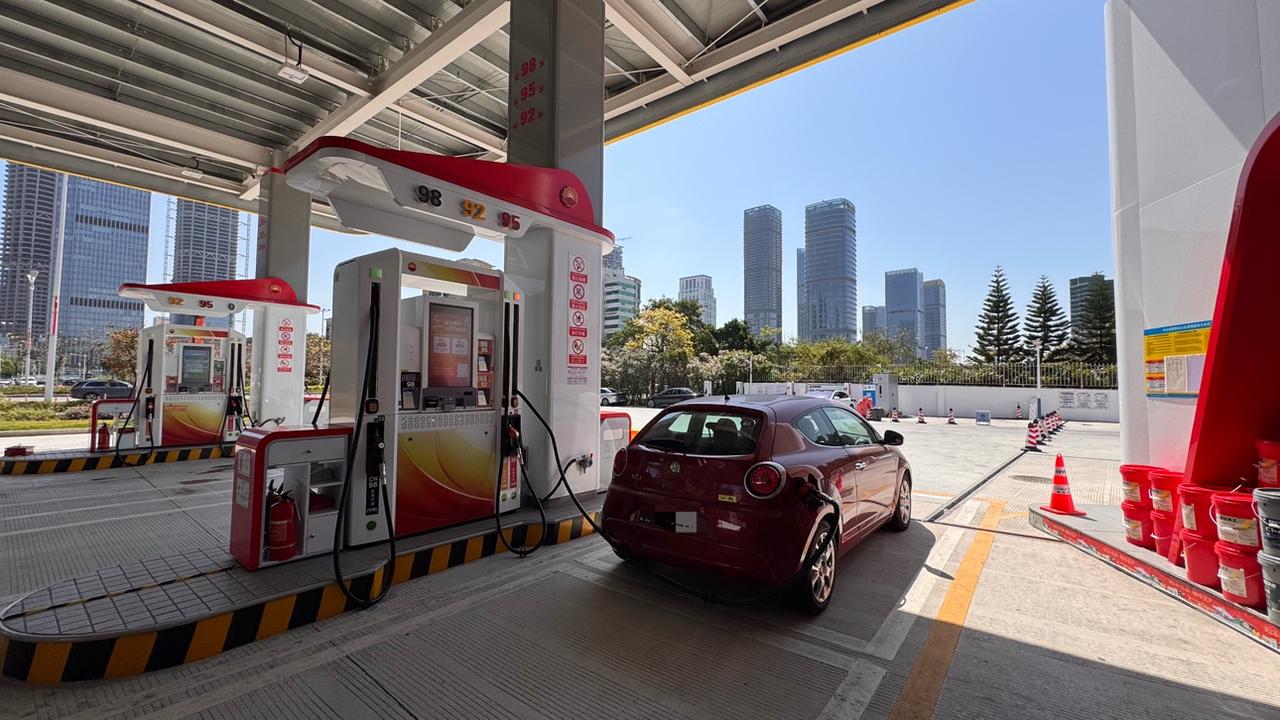 原来上次涨油价，我还有一台车忘记加油
月底验车，顺便把白色轮毂换回去
现在原装很