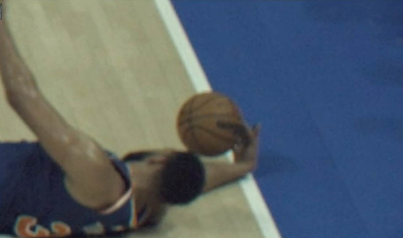 裁判吹唐斯出界，迈克布朗终于挑战，裁判特别纠结，看了半天意思好像是挑战成功，但由