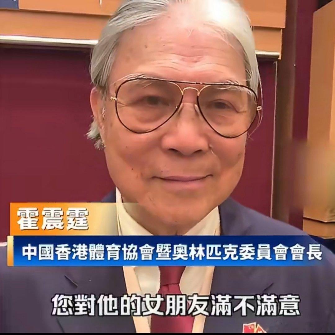 霍震霆回应霍启山娜然结婚传闻霍震霆接受采访的时候嘴角都压不下来看来是很认可娜然了