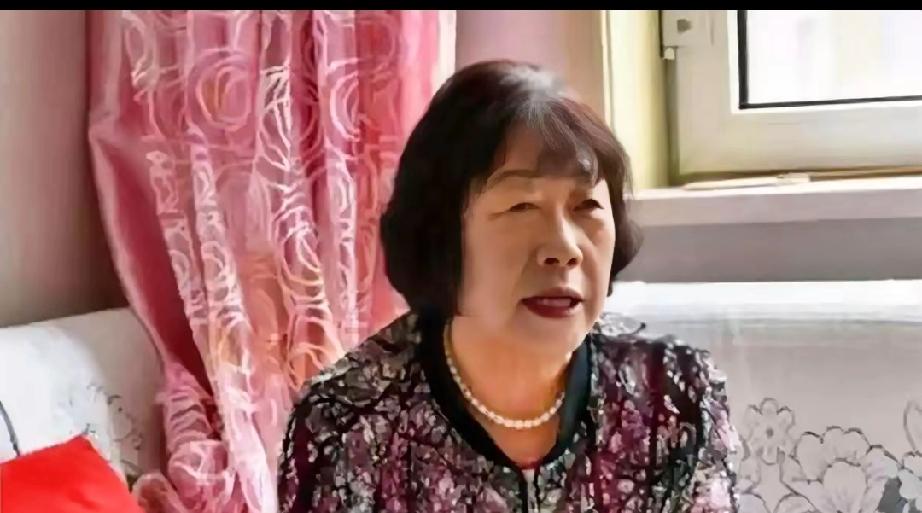 内蒙一男生考上大学，向女老师报喜，女老师高兴的从兜里掏出20块钱，塞到学生陈志德