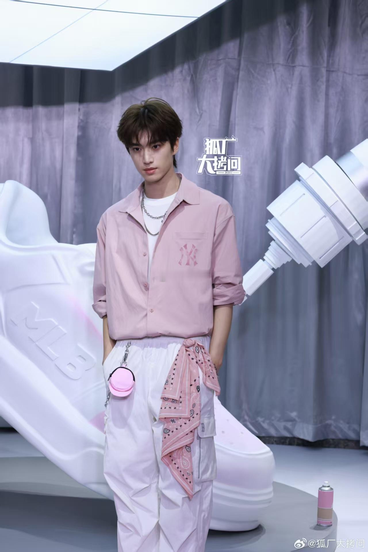 张康乐粤语饭撒 他问“想唔想我”的时候那个眼神，又认真又带点调皮。钓系男孩的自我