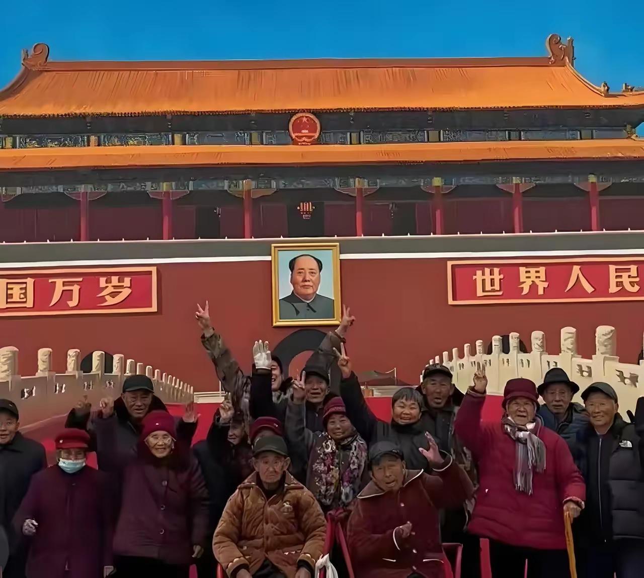 如果中国人民心中有圣地，那只有天安门。
最近，商丘一位画家在家乡通过画天安门满足