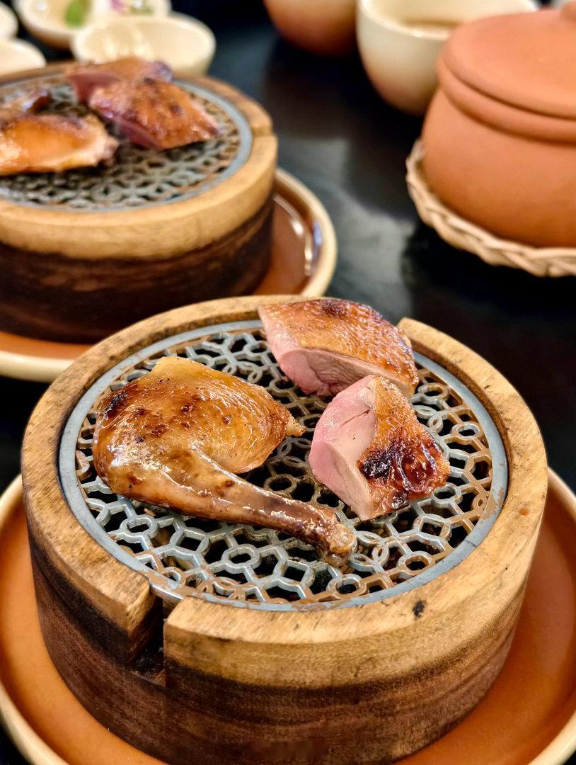 在le le，惊喜真的是一波接一波呀 稻草烟熏的乳鸽，皮香肉嫩多汁水，蘸咖啡醋酱