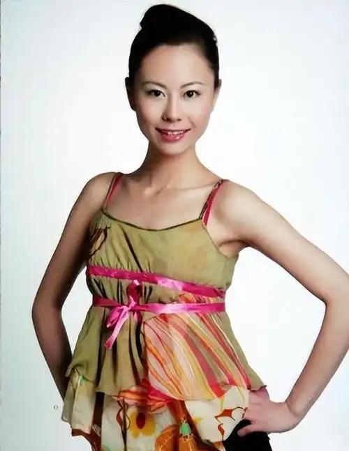 2006年，一个女人在《夜宴》里脱了三天，片尾却没出现她的名字。
她是邵小珊，章