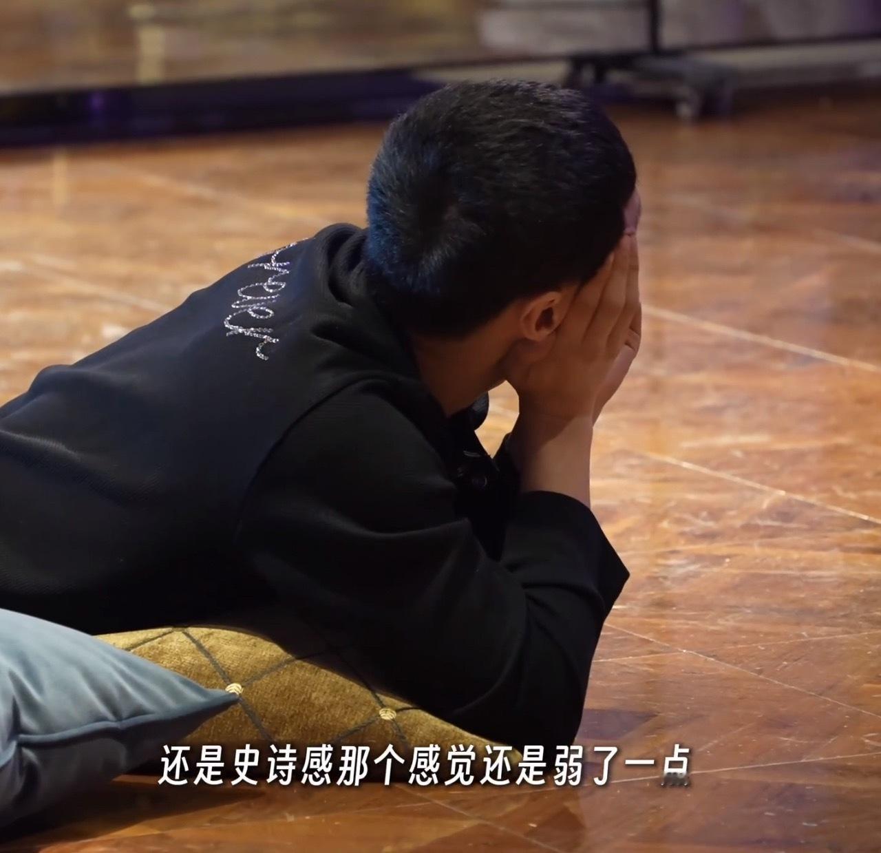 他撑着脑袋 趴在两块小枕头上 一边等着教练给他放松脊背 一边协调舞蹈和音乐部门 
