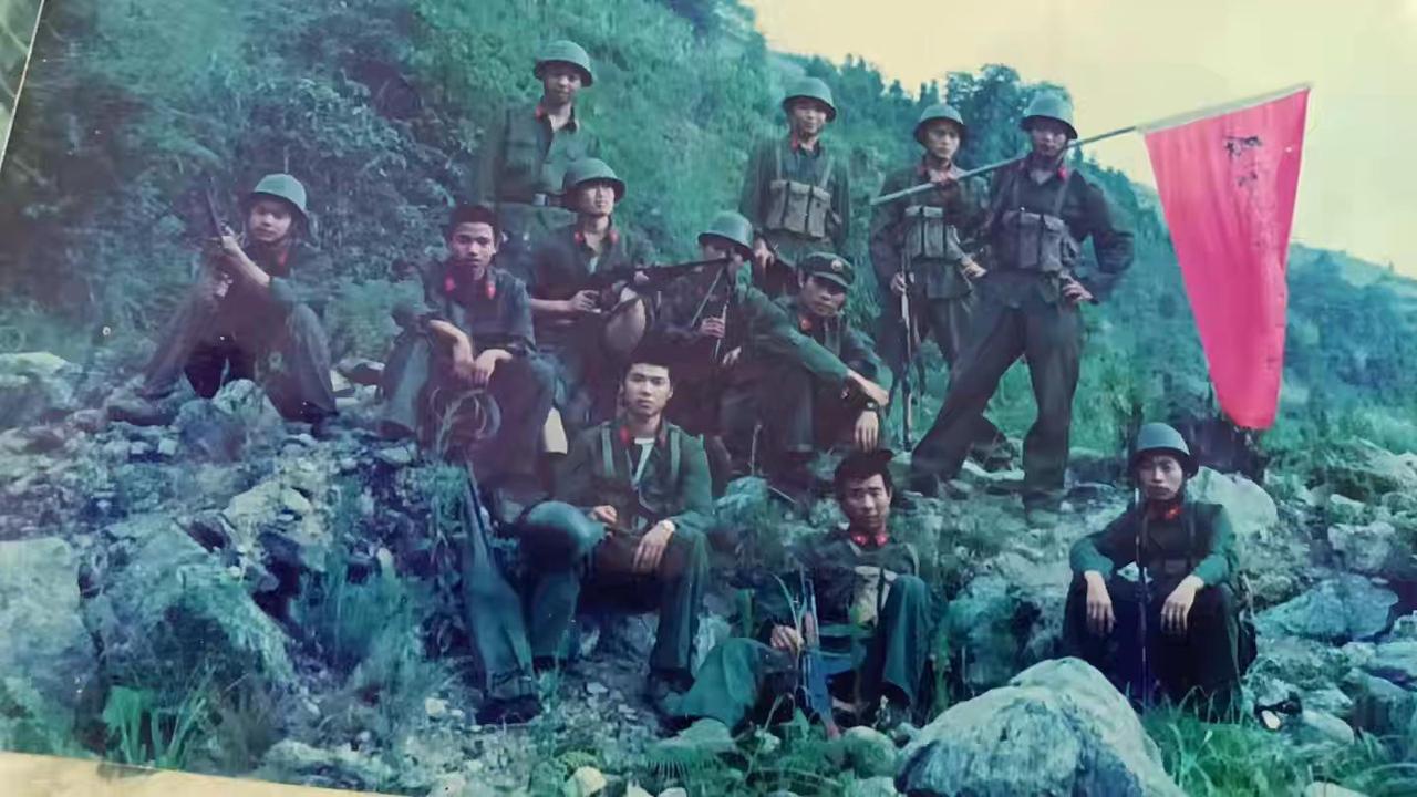 13军37师110团部分参战老兵在老山前线合影