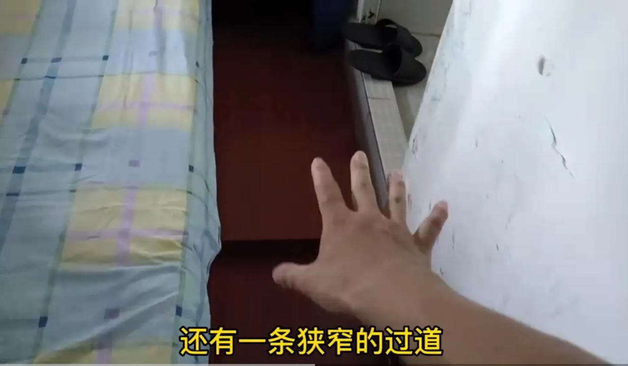 [奸笑]卫生间比卧室大，厕所门口就是床，这种出租屋住着是一种怎样的体验？住过的出