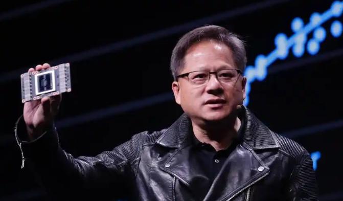 黄仁勋显然是有点着急了！
近日中科曙光6万块芯片的超节点，在郑州投入使用，英伟达