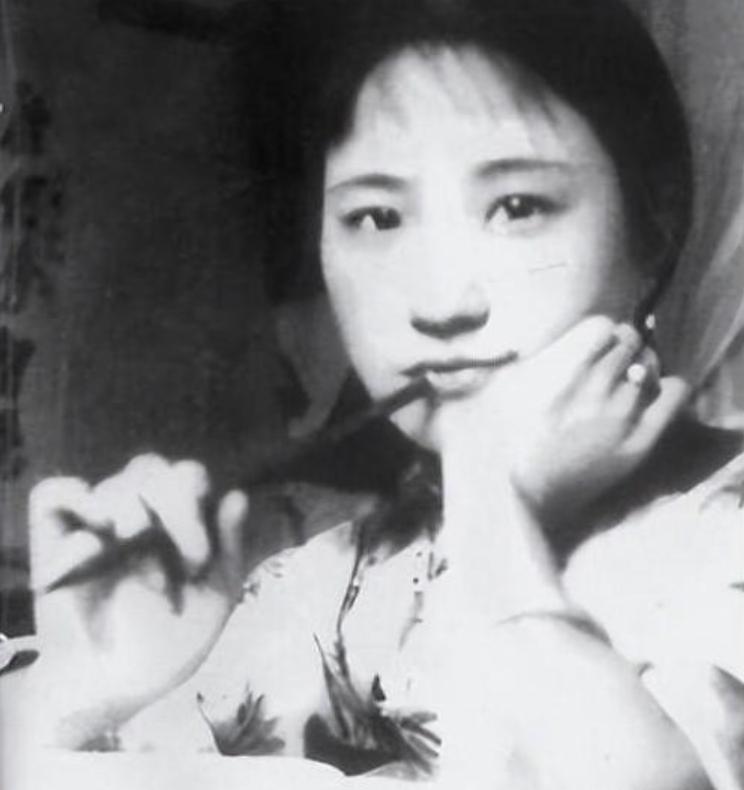 1961年的上海，秋风刚起，陆小曼翻遍家里只剩几个铜板。她盯着衣柜里最后那件貂皮