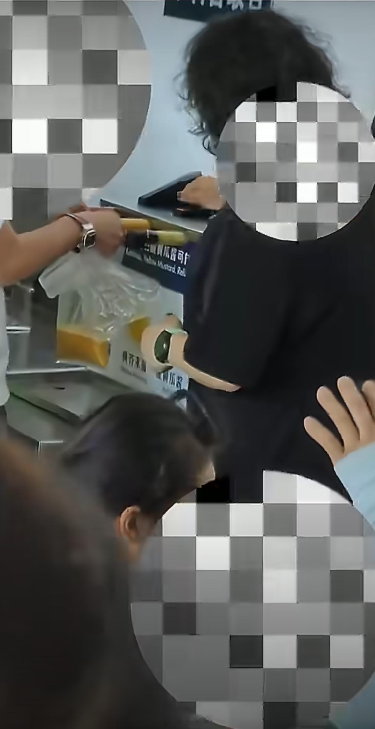 山姆回应多名顾客拿袋子装免费酱料很多免费福利，就是这样被一点点薅没的