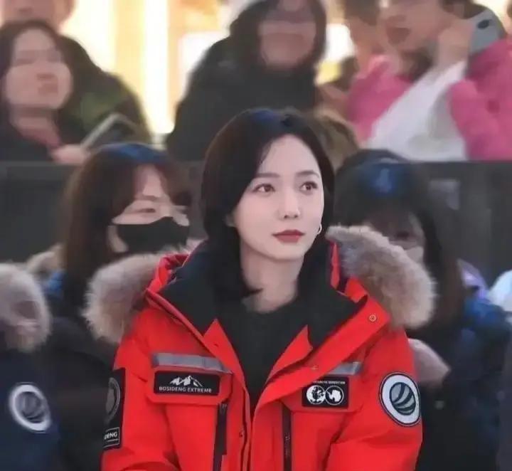 后台化妆镜前。
王珞丹跷着腿补妆，杨幂倚在门边刷手机。
没人说话。
两条腿，裹着