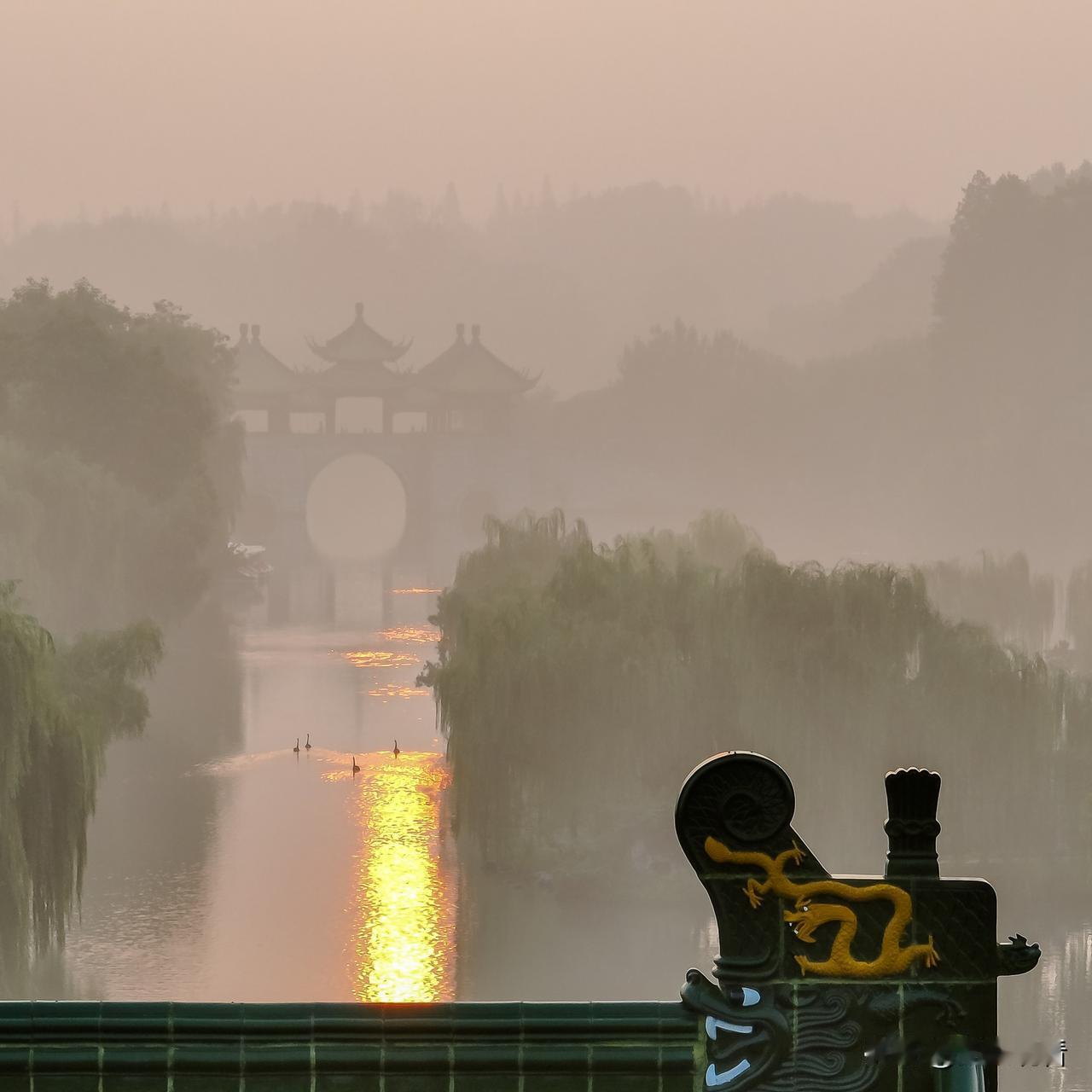 扬州瘦西湖秋水倒映着湖边的垂柳和远方的莲花桥，好一幅天然的水墨画！虽然没有风，只