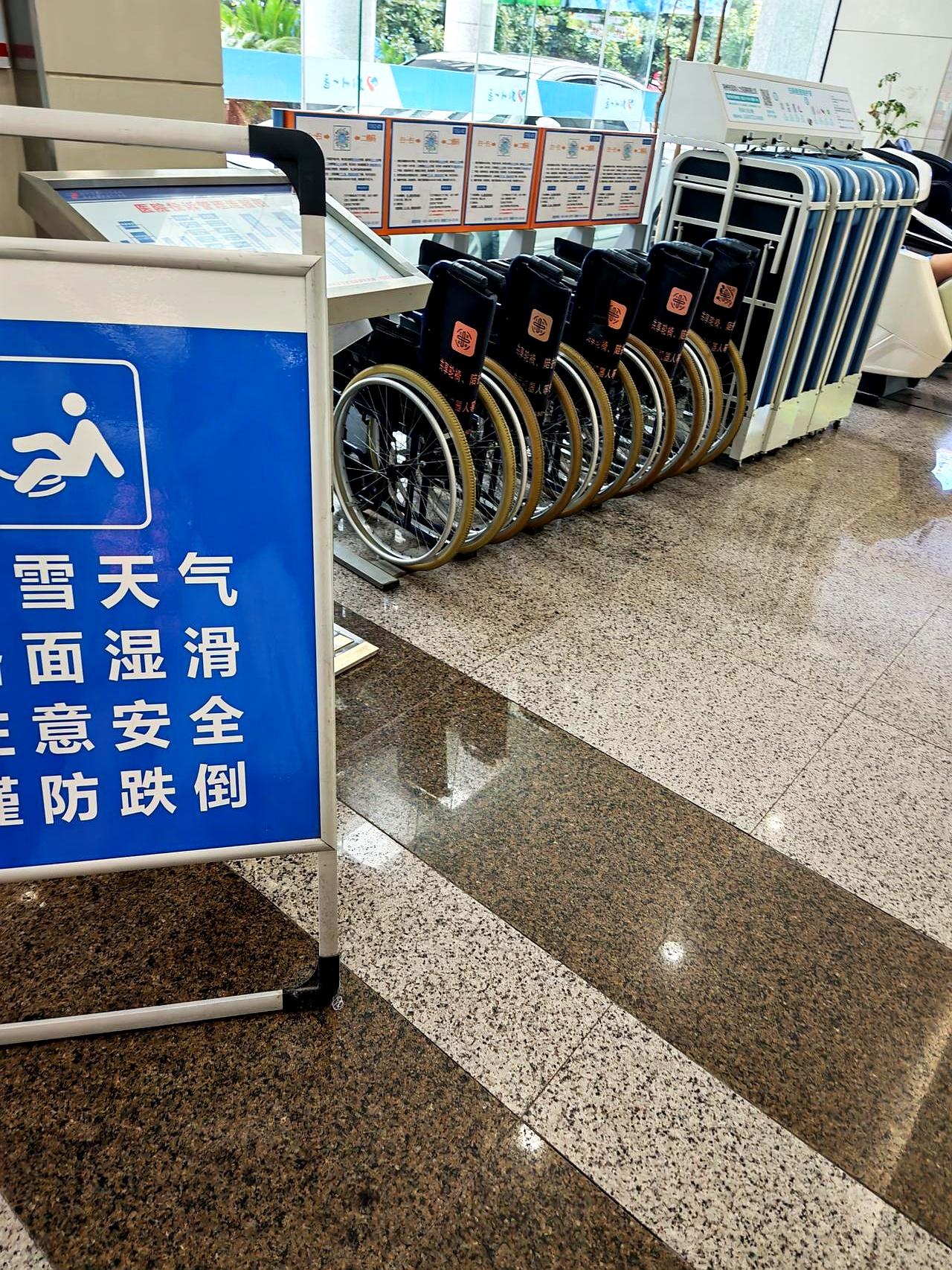 前些天在小区门口，正好撞见两种老年日子，差得真不是一点半点。
一个是退休老师，每