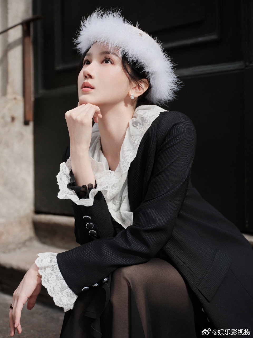 陈小纭米兰时装周首秀 这套蕾丝造型选得好，在米兰的亮相温柔大气，没有用力过猛的自