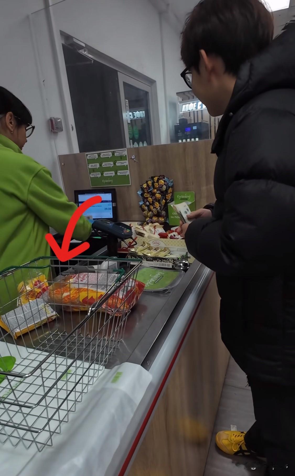 网友拍摄“最低时薪购买力”俄罗斯版，结果惊人，只买了一袋面包、一袋不知名方便面。