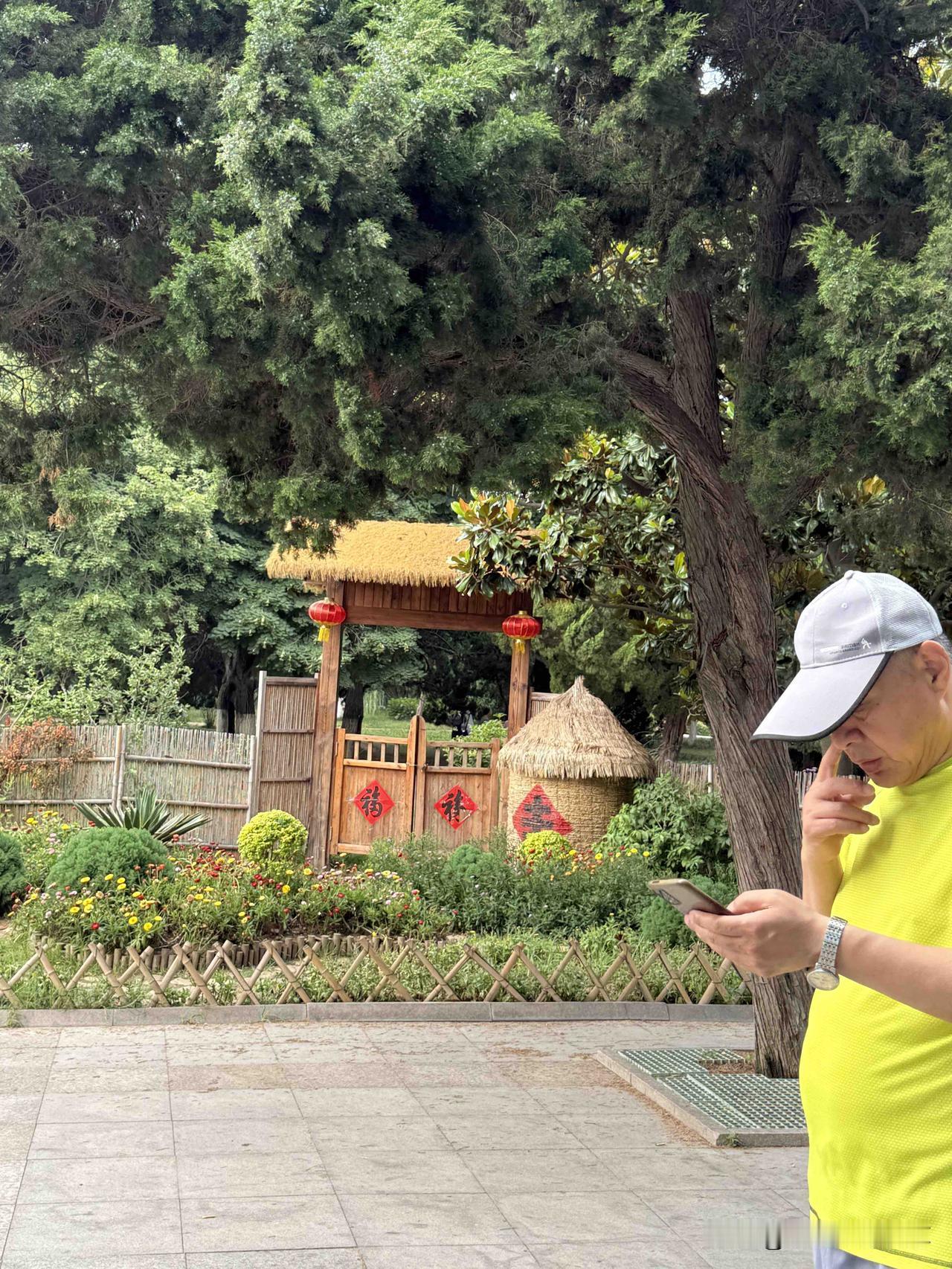 昨天周四是盼望已久的青岛民韵飞歌艺术团的演出活动，我提前20分钟就到了已经有十几