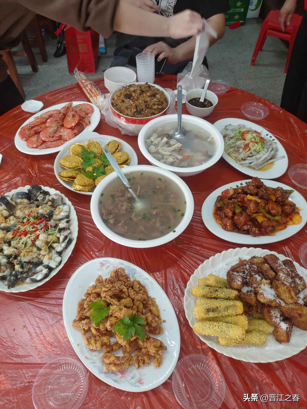 这桌闽南家常菜，真的很不错！
炸胫肉、鸡卷拼海鲜卷、虾、炸鲍鱼、蒸鳗鱼、糯米饭、