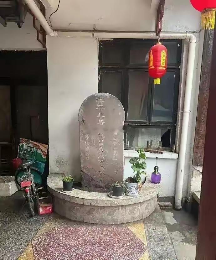 每次路过邻居家门口，心里都慌慌的。 ​​​