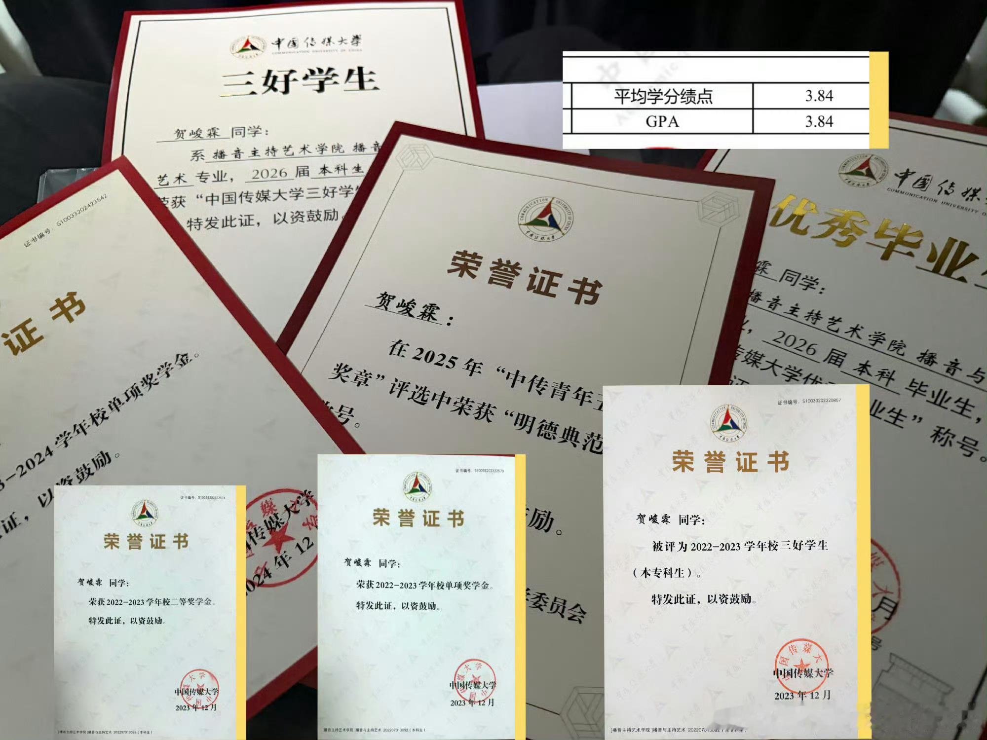 贺峻霖是时代峰峻首位研究生艺人 一步一脚印走到大家面前的准研究生贺峻霖 会越来越