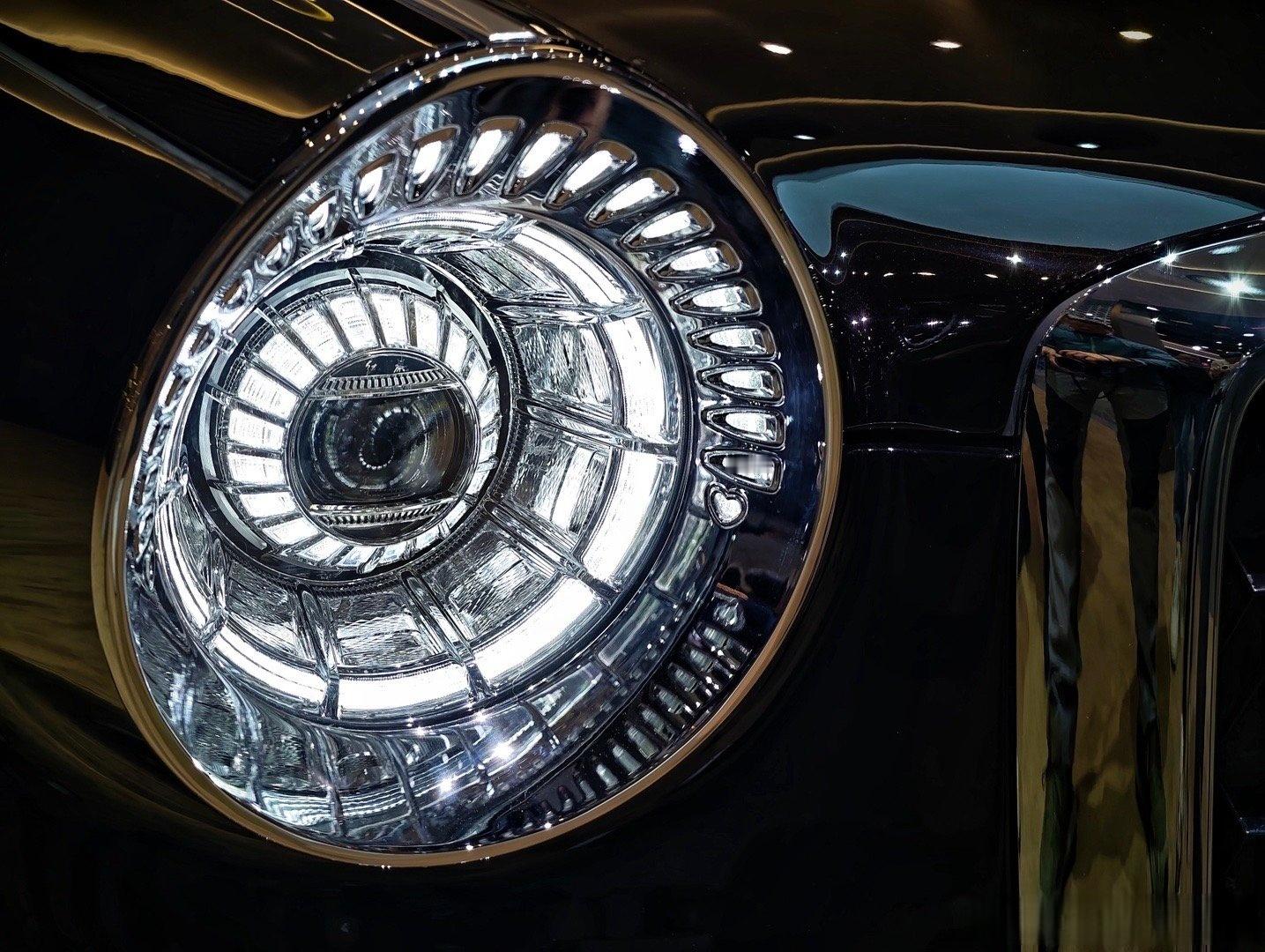 Q：红旗国礼的设计灵感来自哪里？A：咱们这台车延续了大红旗最经典的传世车身造型，